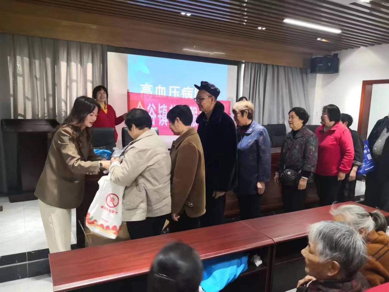 送知识 促健康—含谷镇养老服务中心开展高血压防治讲座